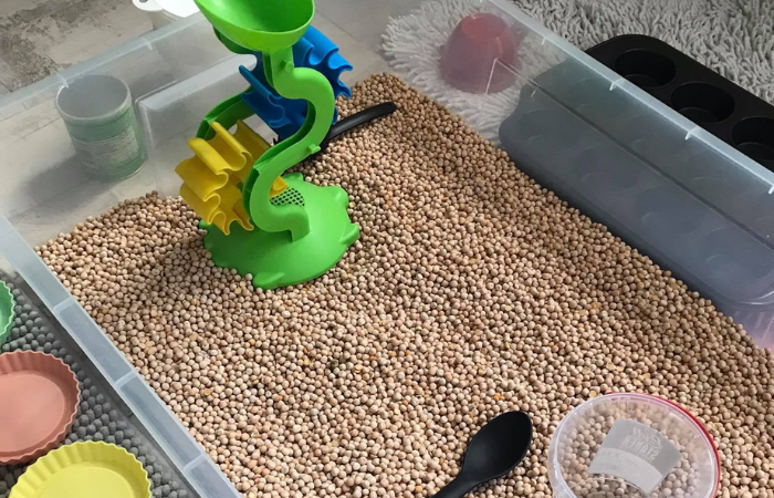 Připravené stanoviště senzorické hry u Formely - Messy Play